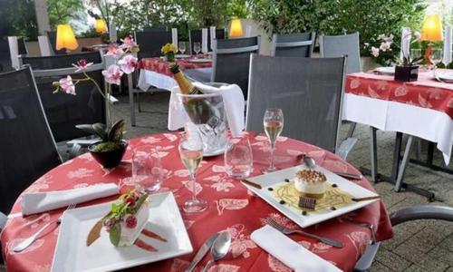 Logis Auberge Des Vieux Chenes Malemort Екстер'єр фото